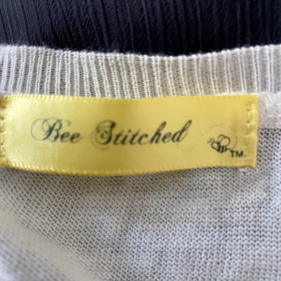 NWOT Francesca’s Bee Stitched Lightweight Sweater - Picture 3 of 4